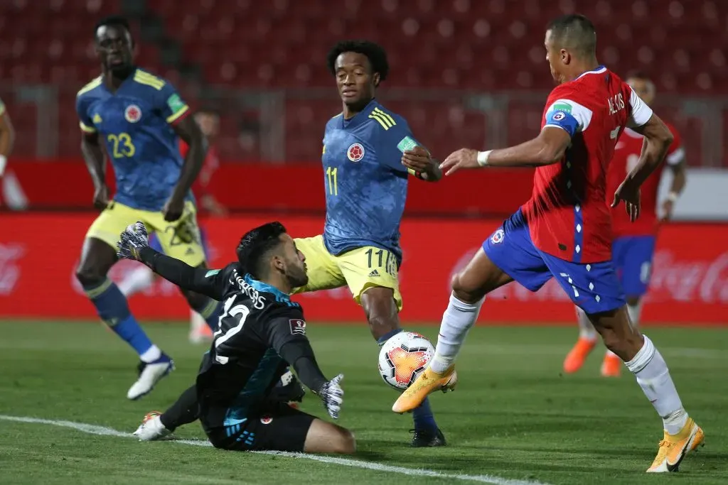 Camilo Vargas en acción ante Chile en un duelo entre Colombia y la Roja por las Clasificatorias rumbo a Qatar 2022. (Claudio Reyes – Pool/Getty Images).