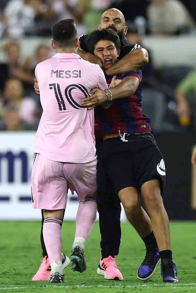 Yassine Chueko en acción para custodiar a Lionel Messi. (Harry How/Getty Images).