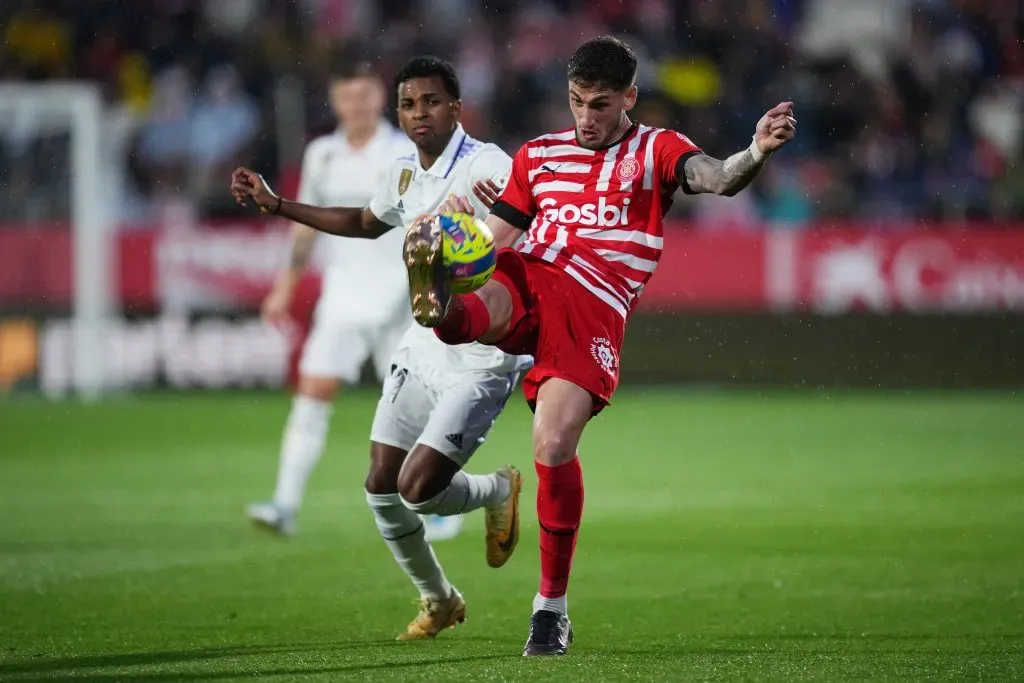 Santiago Bueno en acción por el Girona ante el Real Madrid. (Alex Caparros/Getty Images)