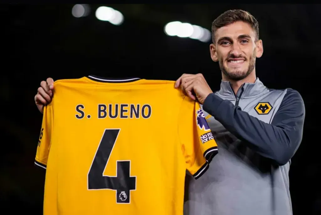 Santiago Bueno posa con la camiseta del Wolverhampton Wanderers. (Foto: Wolves).