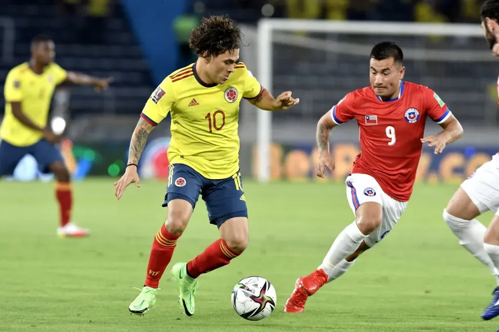 Juanfer Quintero protege la pelota ante Jean Meneses. (Gabriel Aponte/Getty Images).