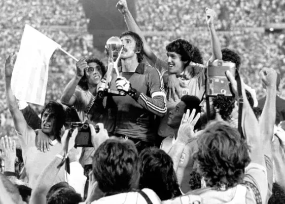 Uruguay festeja el Mundialito 1981 con el capitán Rodolfo Rodríguez. (Getty Images).