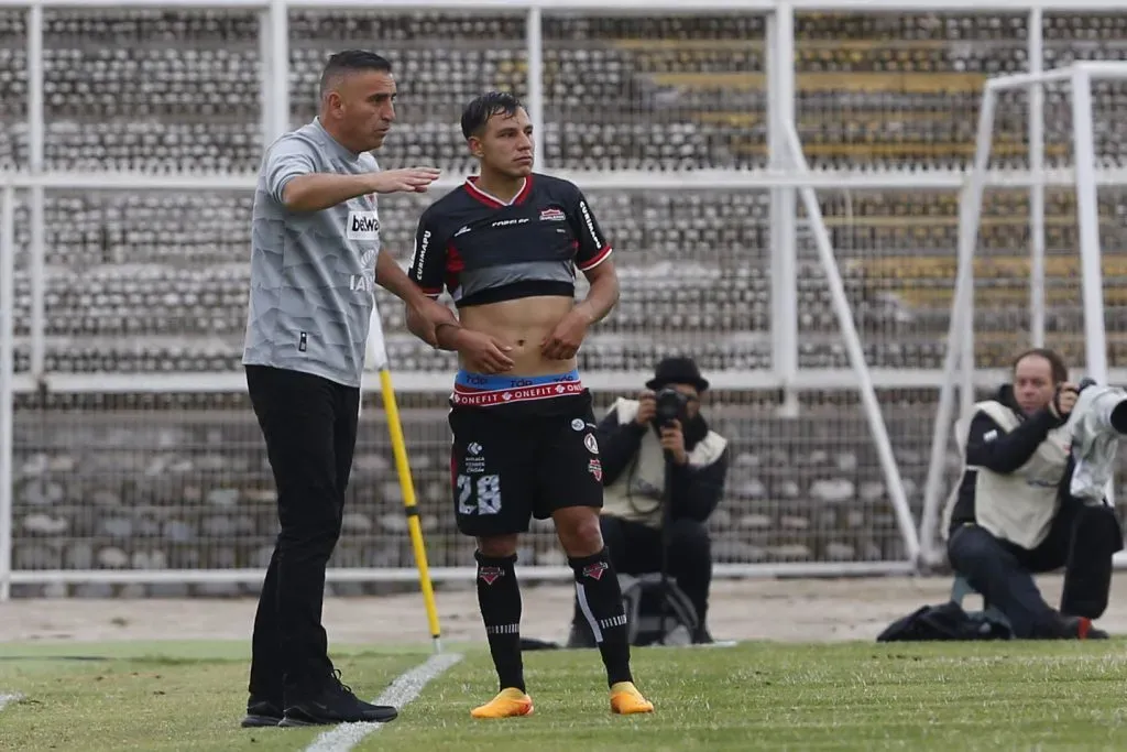 Jaime García le da indicaciones a Manuel Rivera, quien en los últimos días tuvo una pelea con Lorenzo Reyes en una práctica de Ñublense. (Marcelo Hernández/Photosport).