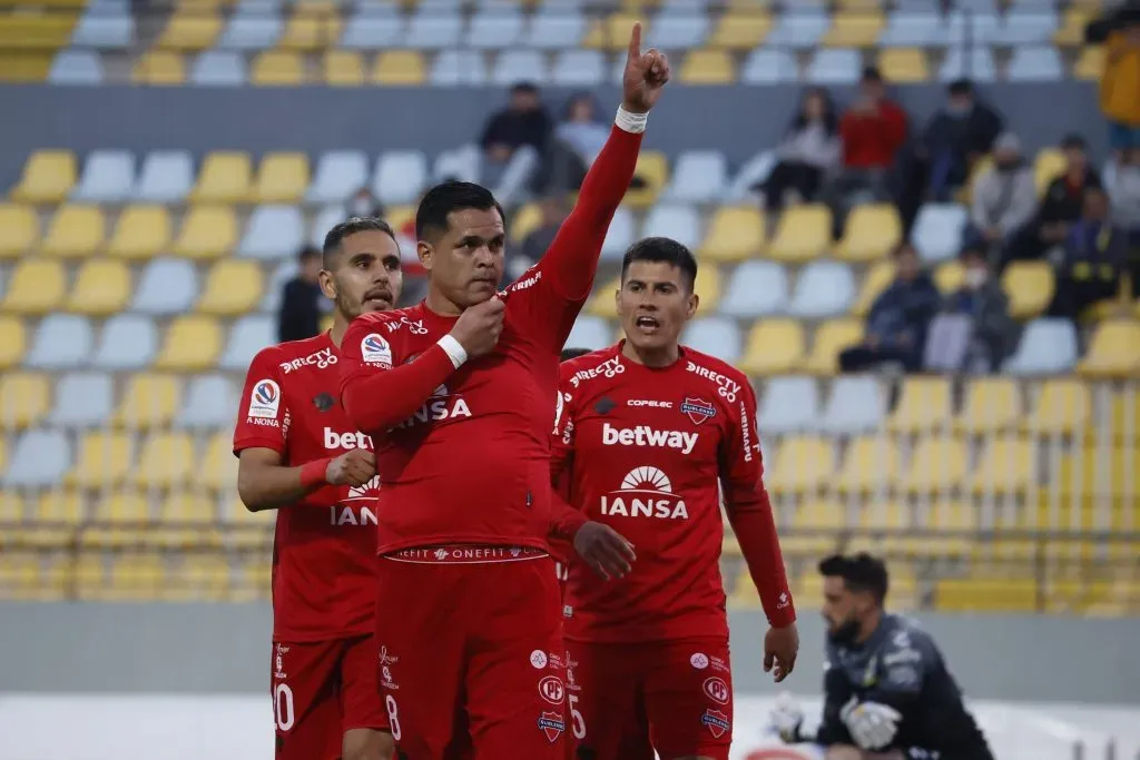 Nicolás Vargas celebra uno de los goles que convirtió en Ñublense. (Raúl Zamora/Photosport).