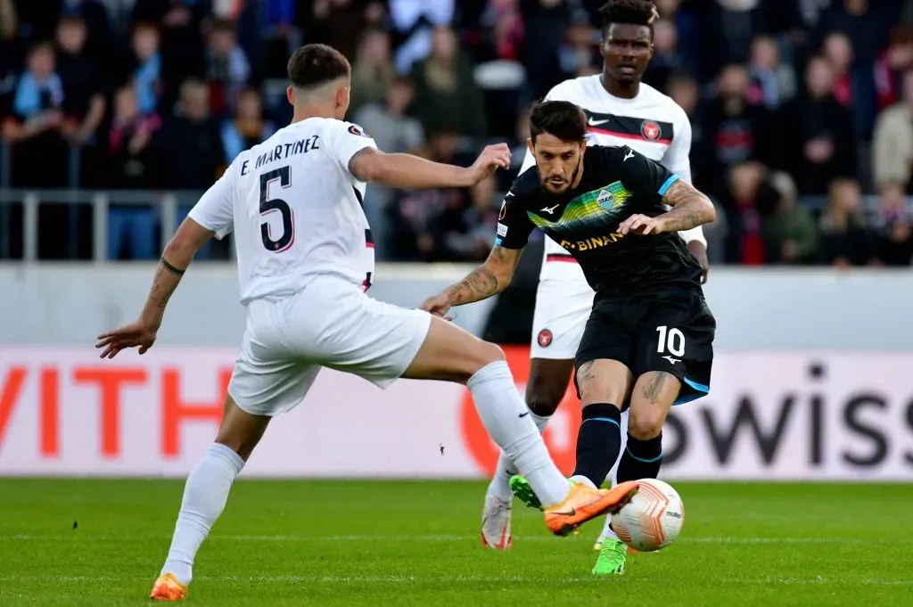 Emiliano Martínez marca al español Luis Alberto en un duelo entre el Midtjylland y la Lazio en la Europa League pasada. El cuadro danés ganó 5-1 de local. (Marco Rosi – SS Lazio/Getty Images).