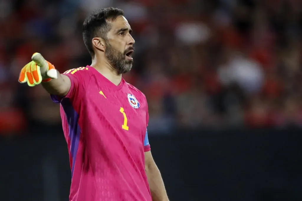 Claudio Bravo en el amistoso de Chile ante Paraguay. (Andrés Piña/Photosport).