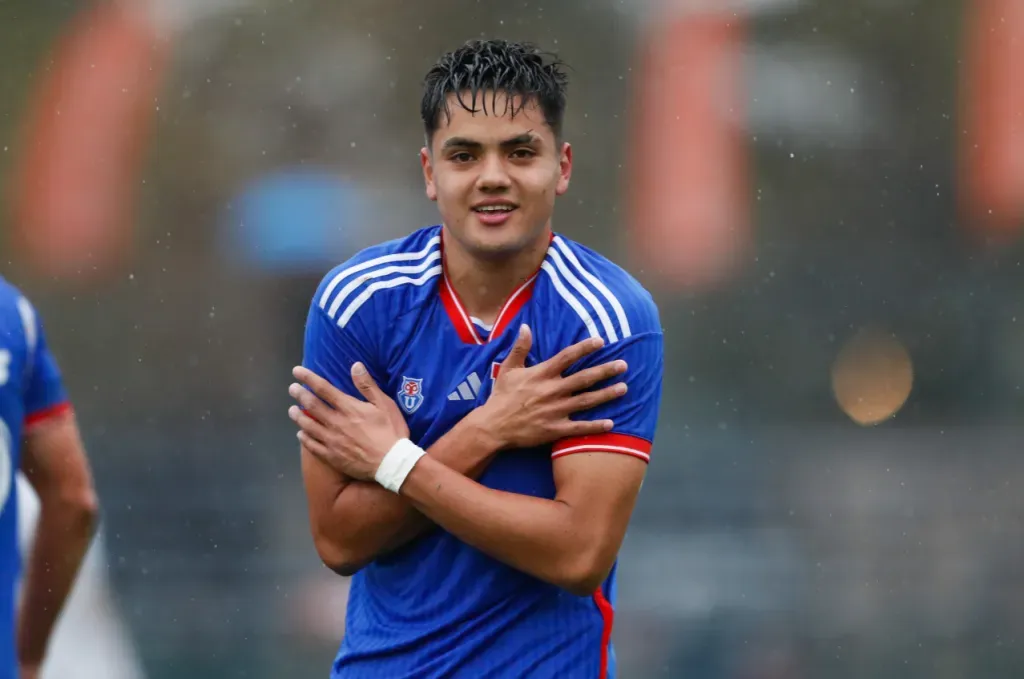 Enzo Fernández celebra uno de los dos goles que le anotó a la UC. (Universidad de Chile).
