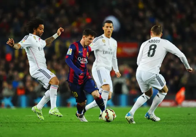 Cristiano Ronaldo y Lionel Messi protagonizaron grandes clásicos cuando coincidieron en Real Madrid y Barcelona. | Foto: Getty Images.