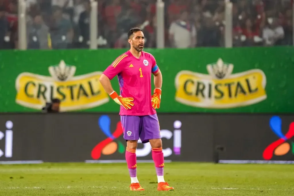 Claudio Bravo tendrá que ver por la TV a la selección chilena en este debut por las Eliminatorias. | Foto: Guillermo Salazar.