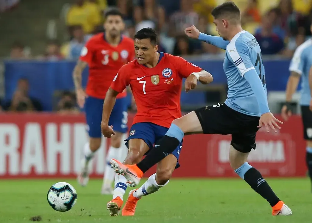 Alexis Sánchez y Federico Valverde fueron compañeros en Arsenal. Ahora se ven las caras como rivales en eliminatorias. Foto: Getty Images.