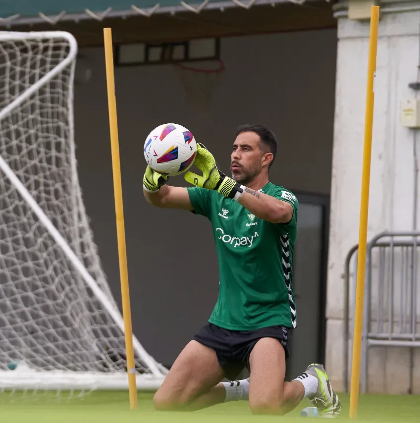 Claudio Bravo regresó a los entrenamientos en el Betis y prepara su vuelta a las canchas. Foto: Comunicaciones Betis.