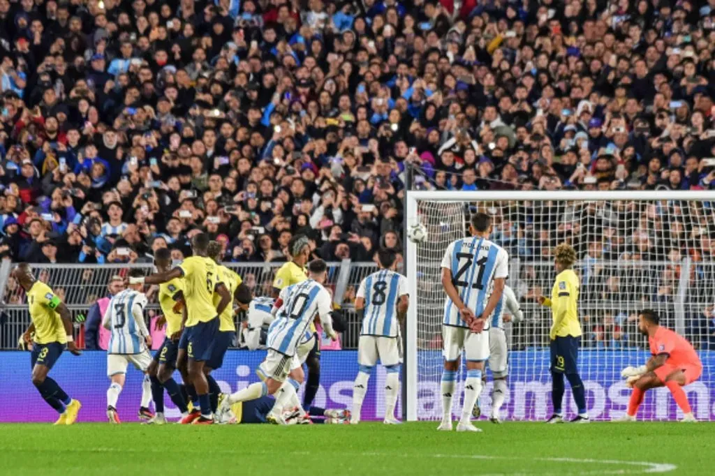 Hernán Galíndez nada pudo hacer ante el tiro libre de Lionel Messi. Al final, los tres puntos quedaron para la Selección Argentina. | Foto: Getty Images.