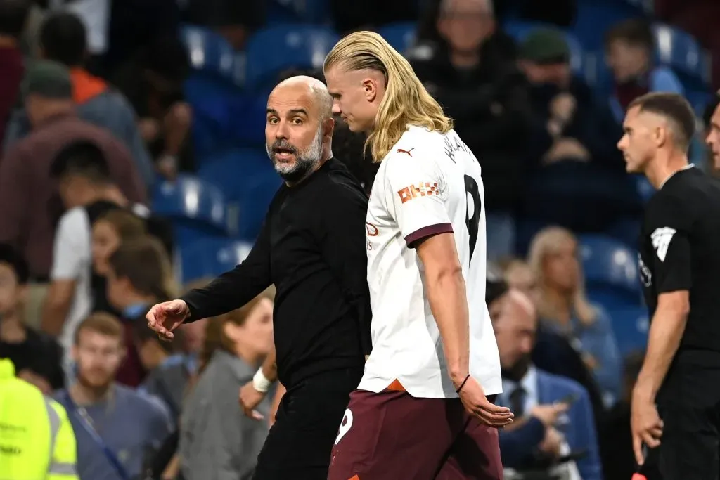 Guardiola reprendió duramente a Erling Haaland en la fecha 1 de la Premier League 2023-24, esto a pesar de los goles del noruego. | Foto: Getty Images.