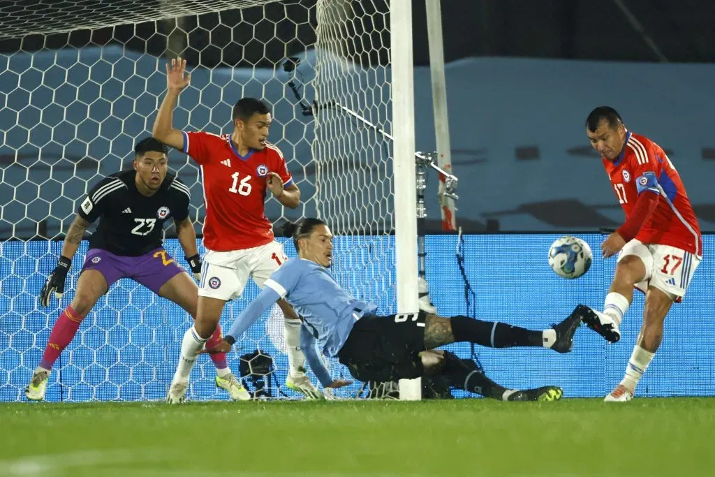 Gary Medel en una de las pocas que pudo rechazar ante Darwin Núñez en la derrota de Chile ante Uruguay. (Marcelo Hernández/Photosport).