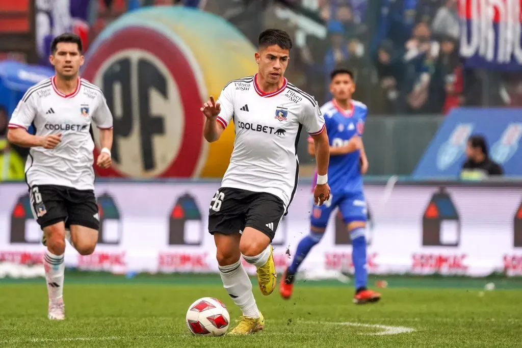 Matías Moya conduce la pelota en el Superclásico 194. Dejó alguna acción interesante en pocos minutos en la cancha del Santa Laura. (Guille Salazar/RedGol).