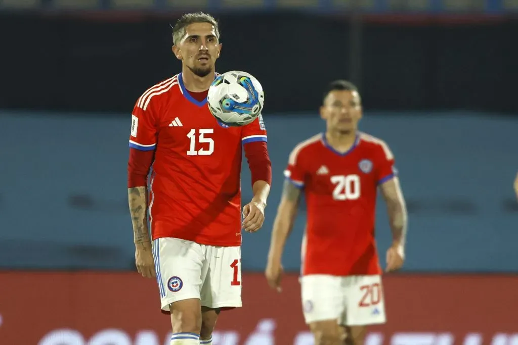 Diego Valdés y Charles Aránguiz fueron titulares en el estreno de la selección chilena en las Eliminatorias Sudamericanas rumbo al Mundial de 2026. | Foto: Photosport