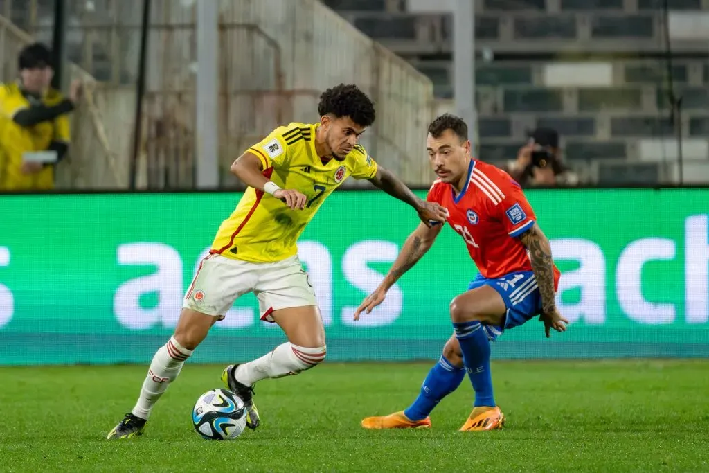 Matías Catalán en uno de los varios duelos que tuvo ante Luis Díaz. Chile igualó 0-0 frente a Colombia. (Guille Salazar/RedGol).