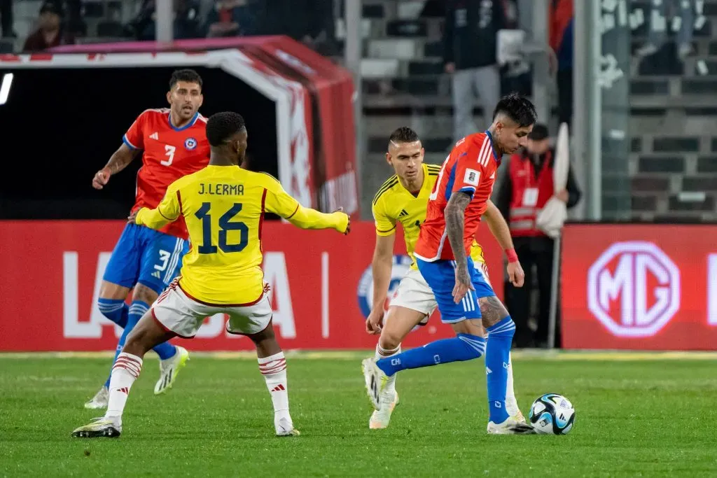 Erick Pulgar en acción ante Colombia. (Guille Salazar/RedGol).