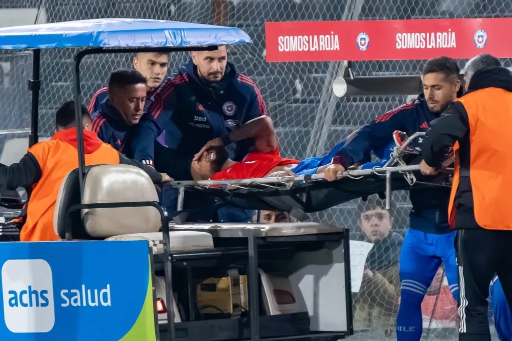 Arturo Vidal en camilla