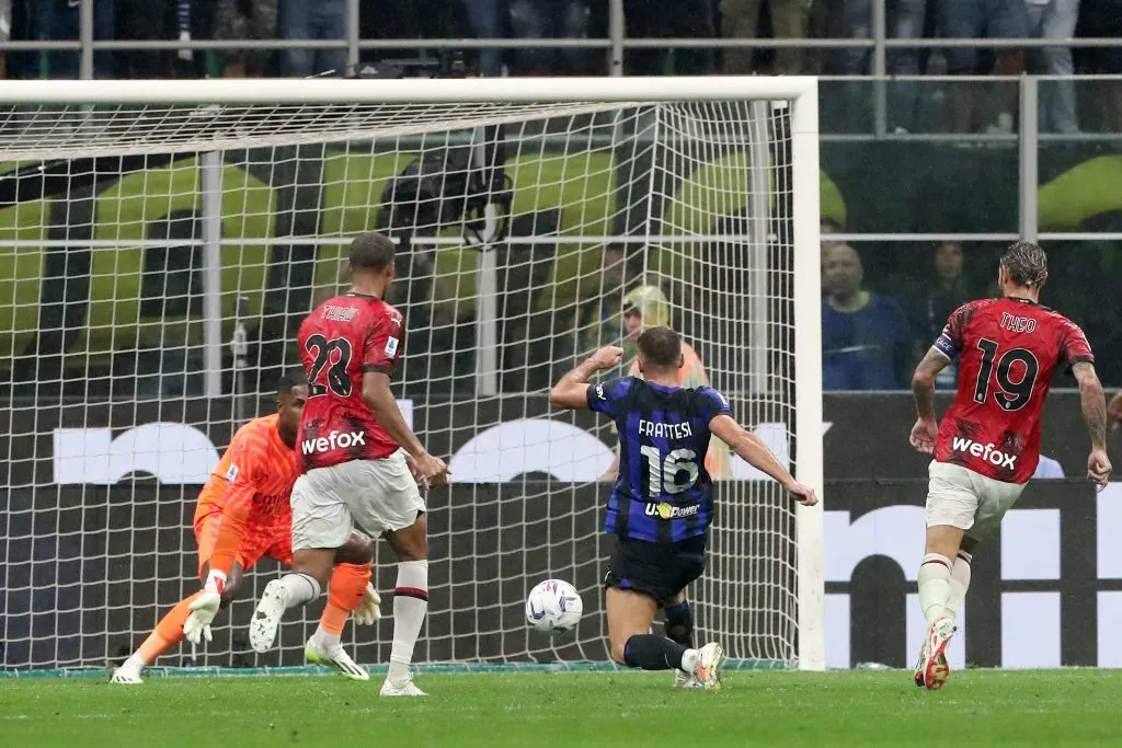 Davide Frattesi llegó a puntear el balón y sentenció el 5-1 para el Inter de Milán en el Derby Della Madonnina. (Marco Luzzani/Getty Images)