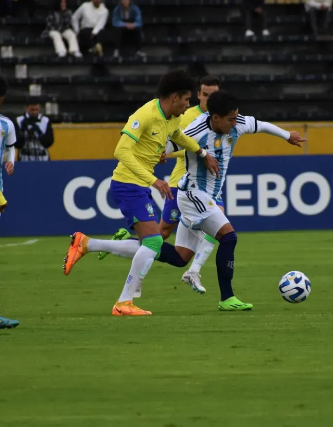 Ian Subiabre en acción ante Brasil en el Sudamericano Sub 17 de este año.