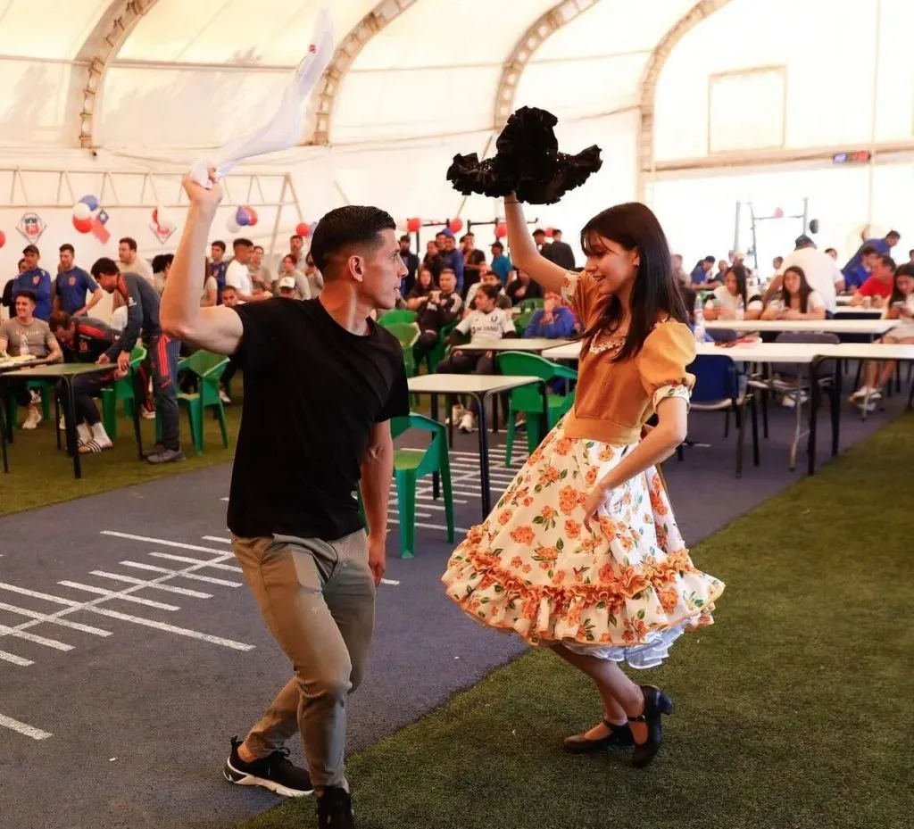 Israel Poblete baila cueca en el CDA. Foto: U. de Chile.