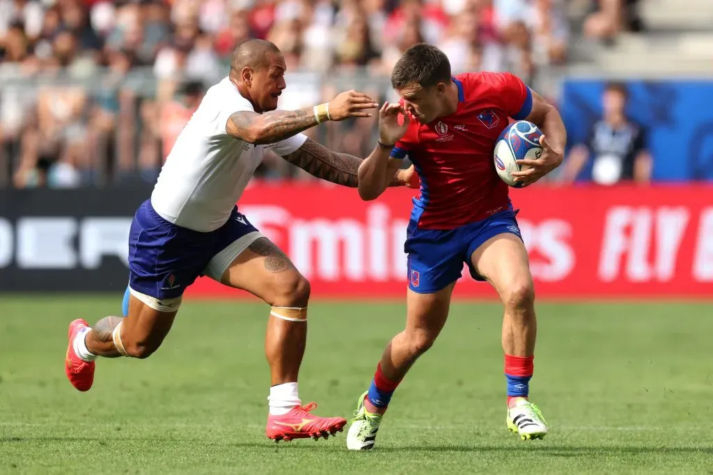 Rodrigo Yoyo Fernández intenta evadir la marca de Ed Fidow en la derrota de Los Cóndores frente a Samoa. (Alex Livesey/Getty Images).