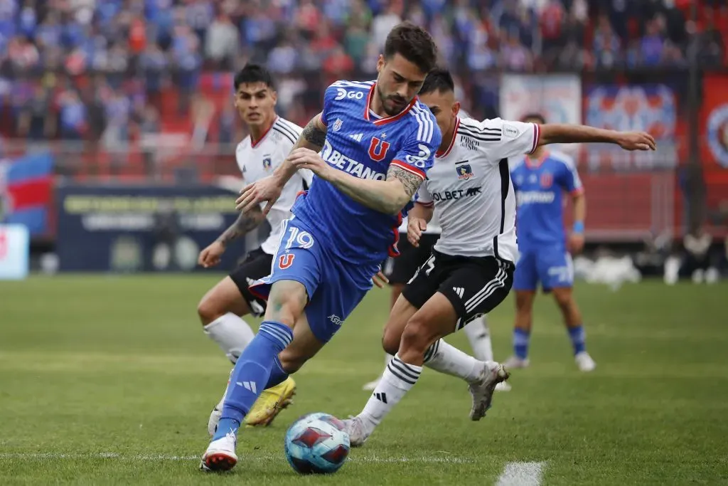 Juan Pablo Gómez conduce el balón en la edición 194 del Superclásico, que terminó igualado 0-0 entre la U y Colo Colo. (Felipe Zanca/Photosport).