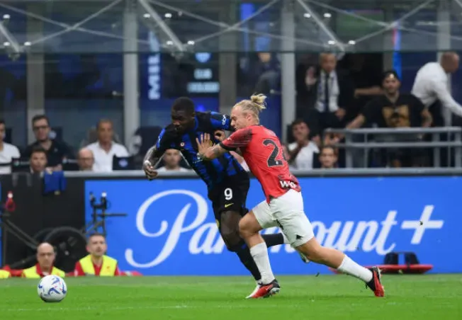 Marcus Thuram encara a Simon Kjaer en el Derby Della Madonnina. El francés anotó un golazo ante el AC Milan. (Getty Images).