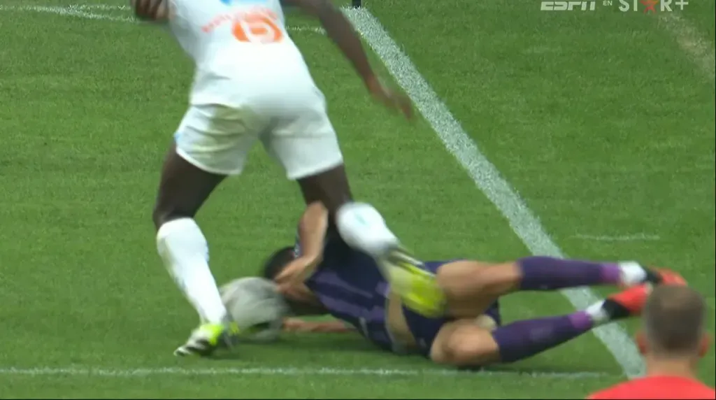 Gabriel Suazo trancando con la cabeza en Toulouse (Captura)