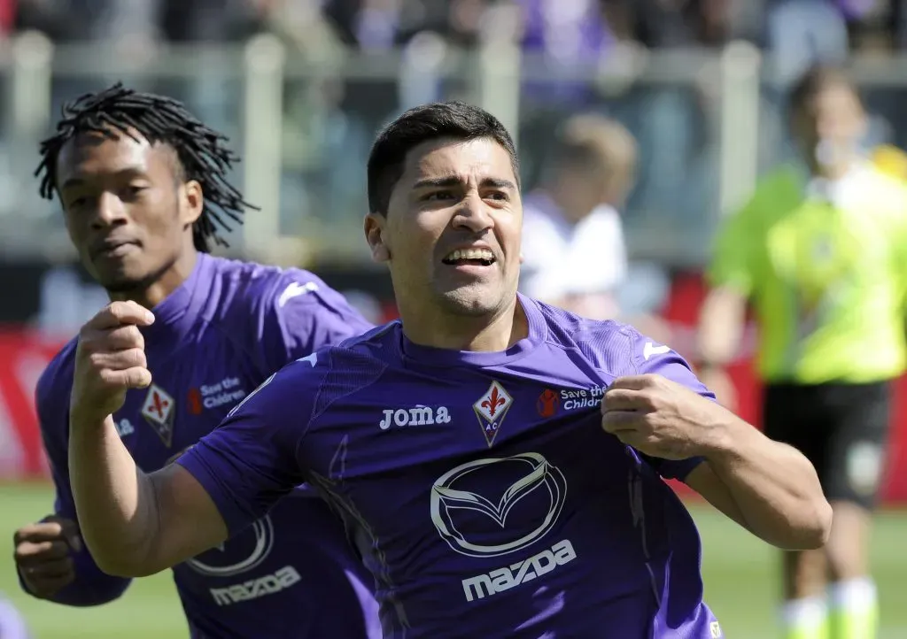 David Pizarro bailando cueca en Italia con la camiseta de la Fiorentina.  (Photo by Claudio Villa/Getty Images)