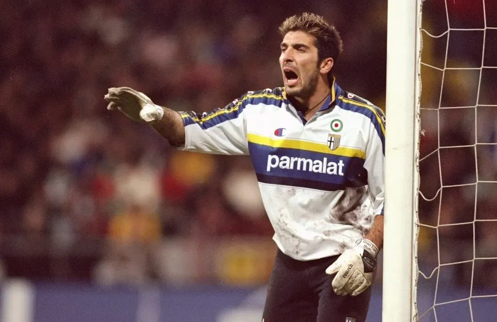 Gianluigi Buffon jugando por el Parma en el 2000. (Alex Livesey /Allsport).