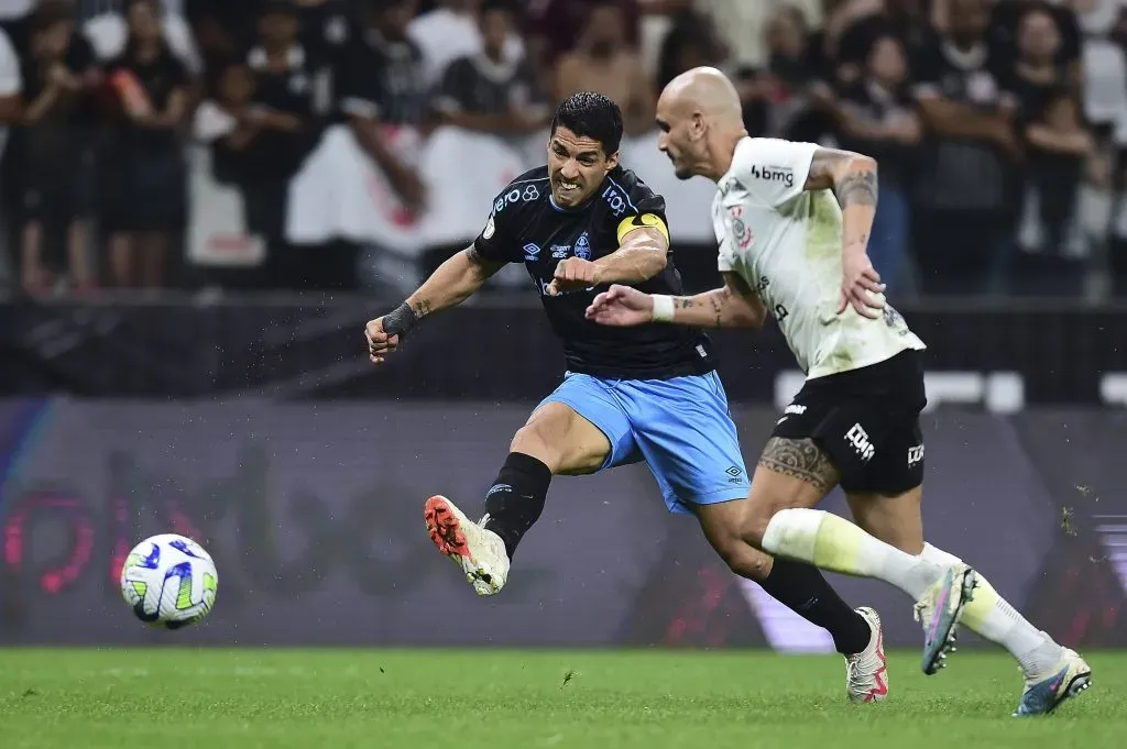 El remate de Luis Suárez para el 4-3 transitorio entre Corinthians y Gremio en Sao Paulo. (Mauro Horita/Getty Images).