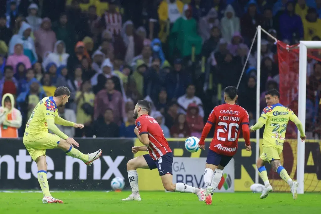 El golazo de Diego Valdés ante Chivas de Guadalajara. (Héctor Vivas/Getty Images).