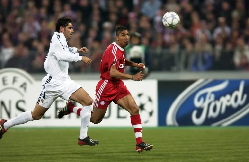 Fernando Hierro en acción por la Champions League ante el Bayern Múnich. En la foto, el defensor del Real Madrid marca al brasileño Giovane Elber. (Stuart Franklin/Getty Images).