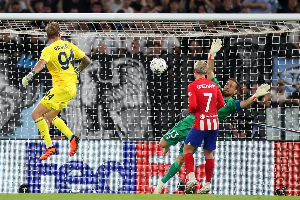 ROME, ITALY – SEPTEMBER 19: Ivan Provedel of Lazio scores the team’s first goal to equalise during the UEFA Champions League Group E match between SS Lazio and Atletico Madrid at Stadio Olimpico on September 19, 2023 in Rome, Italy. (Photo by Paolo Bruno/Getty Images)