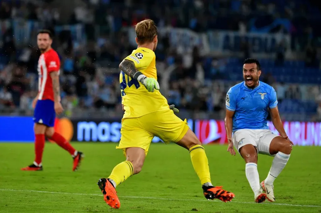 Ivan Provedel se abraza con Luis Alberto en el empate postrero de la Lazio ante Atlético Madrid. (Marco Rosi/Getty Images).