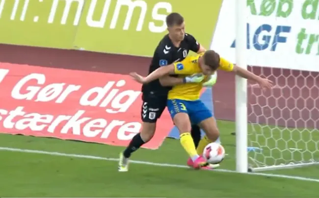 El tackle de Bradley Peacock-Farrell. (Captura)