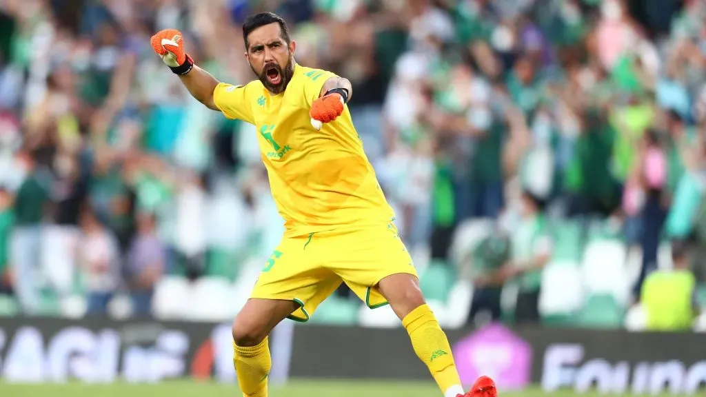 Claudio Bravo puede volver a jugar con el Betis en Europa League. Foto: IMAGO.