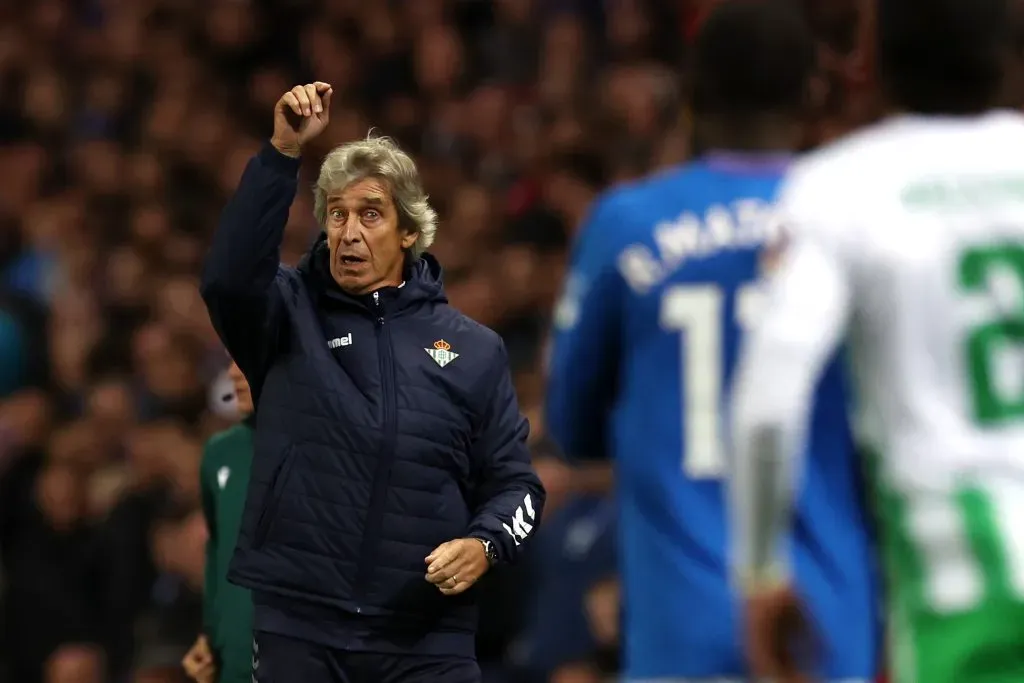 Manuel Pellegrini da indicaciones en Ibrox Park: Betis cayó por 1-0 ante el Rangers FC en Escocia. (Ian MacNicol/Getty Images).