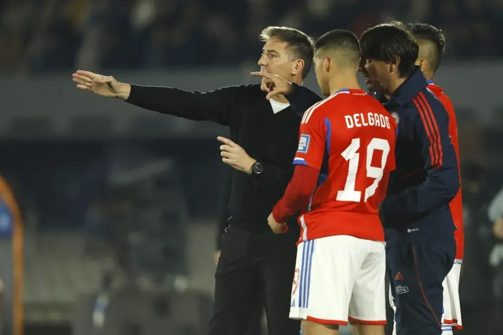 Eduardo Berizzo y Sebastián Rambert les dan indicaciones a Juan Delgado y Charles Aránguiz antes de entrar al partido que Chile cayó ante Uruguay en el Centenario (Marcelo Hernández/Photosport).