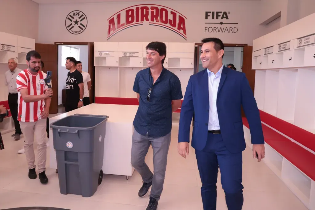 Justo Villar recorre junto a Daniel Garnero las instalaciones de la selección de Paraguay. (Foto: @Albirroja).