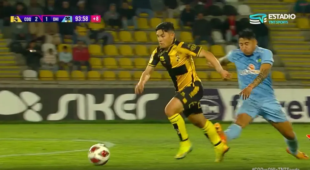 El momento de la infracción de Camilo Moya a Nicolás Rivera. (Captura TNT Sports).