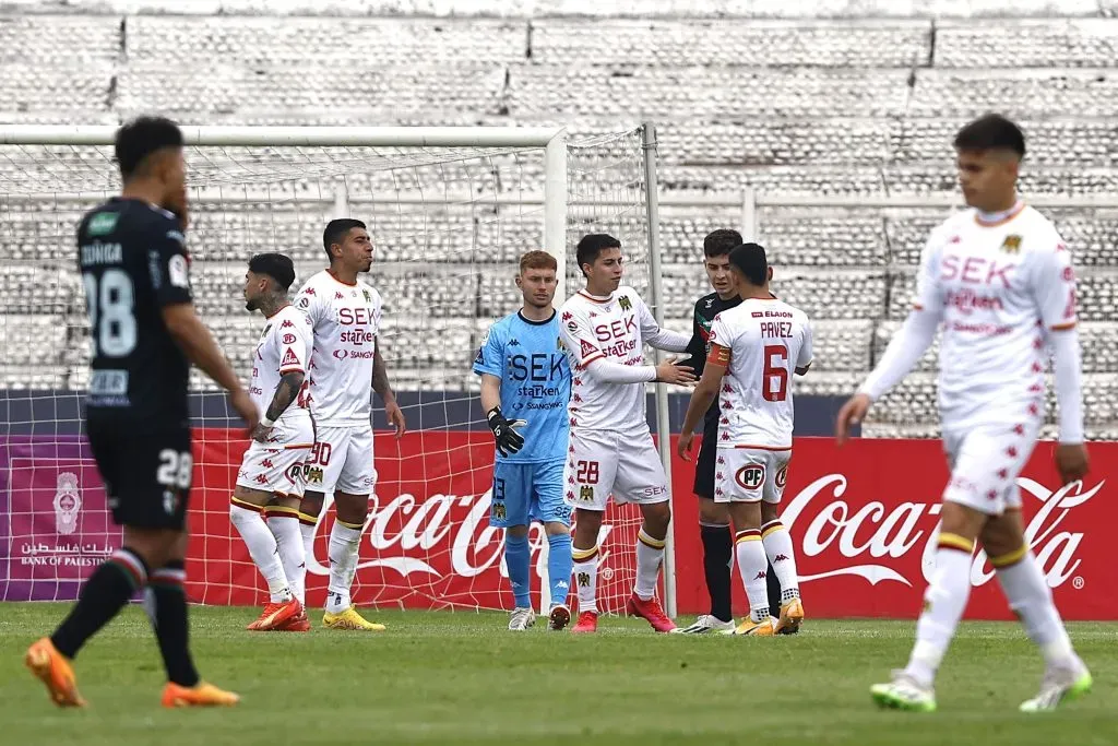 Juan Echave no pudo hacer mucho para evitar la derrota de Unión Española ante Palestino en La Cisterna. (Dragomir Yankovic/Photosport).