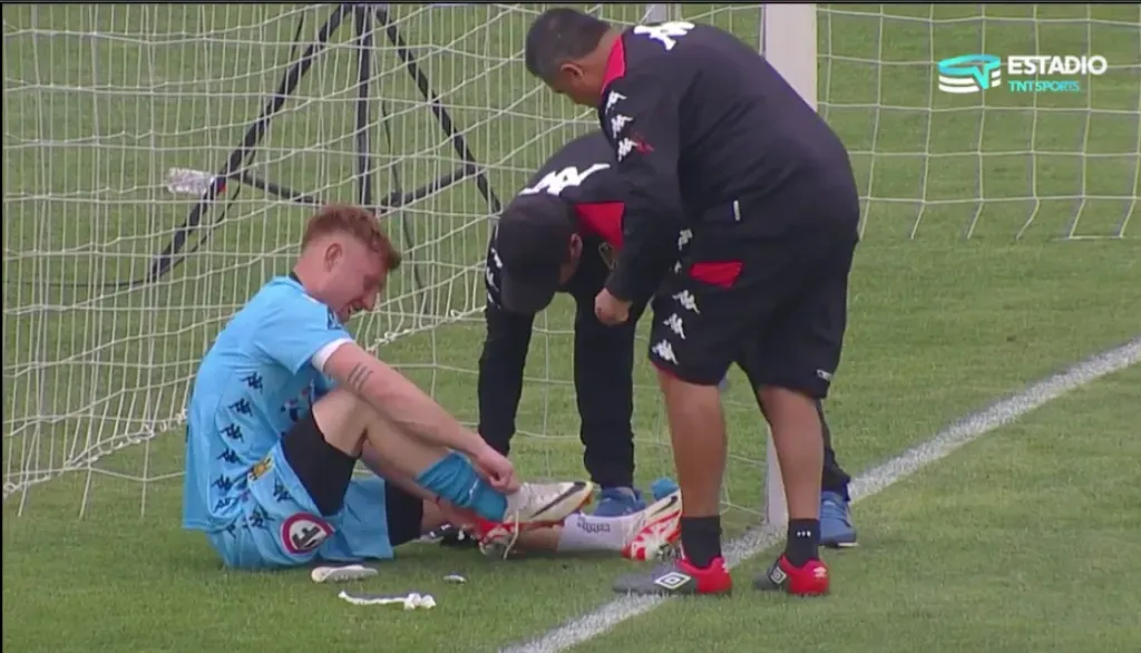 Juan José Echave tuvo problemas con la indumentaria antes del inicio del clásico de colonias entre Unión Española y Palestino. (Captura TNT Sports).
