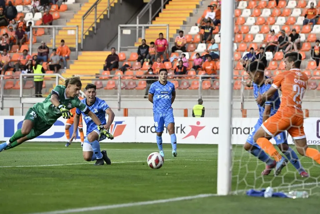 Juan Ignacio Dobboletta en acción por San Marcos de Arica ante Cobreloa. (Pedro Tapia/Photosport).