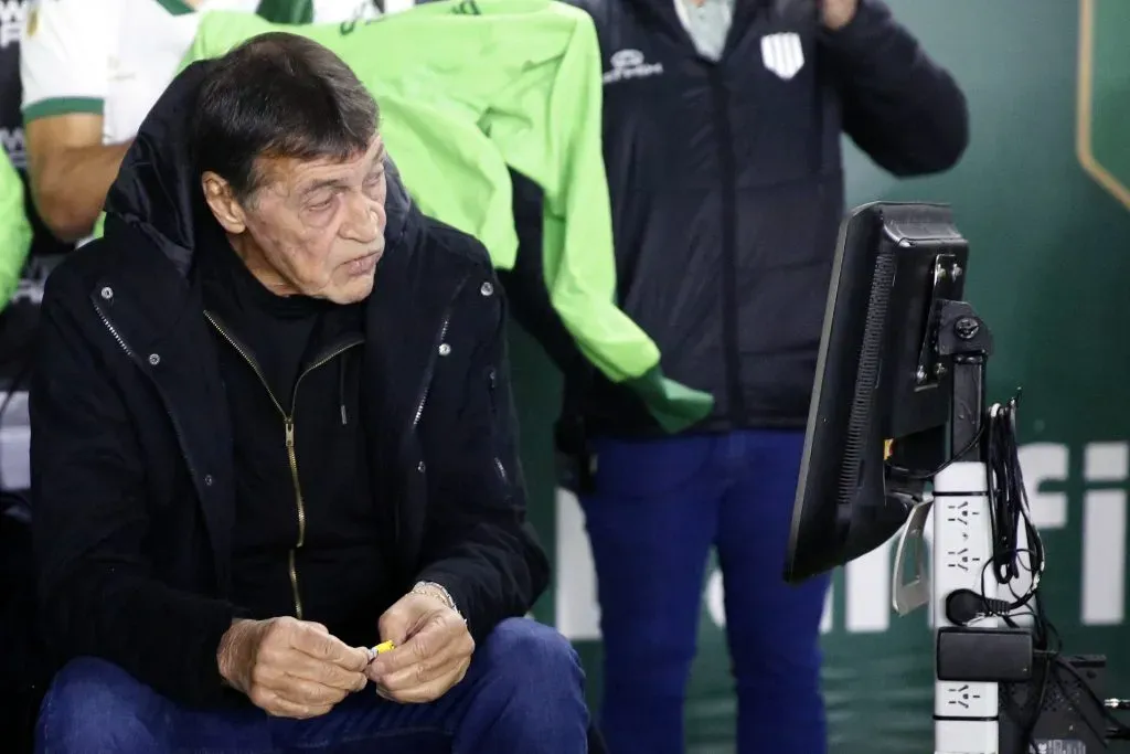 Julio César Falcioni en el banco de Banfield para el duelo ante River Plate. (Daniel Jayo/Getty Images).