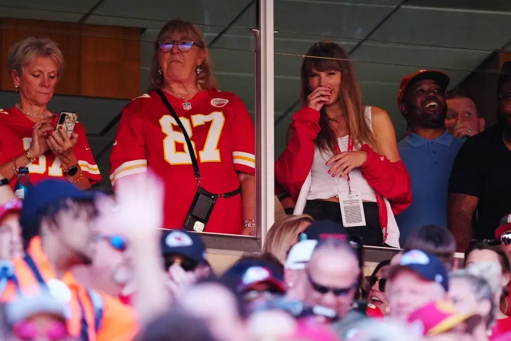 Taylor Swift vio junto a Donna Kelce, madre de Travis, a los Kansas City Chiefs el pasado domingo. | Foto: Getty Images.