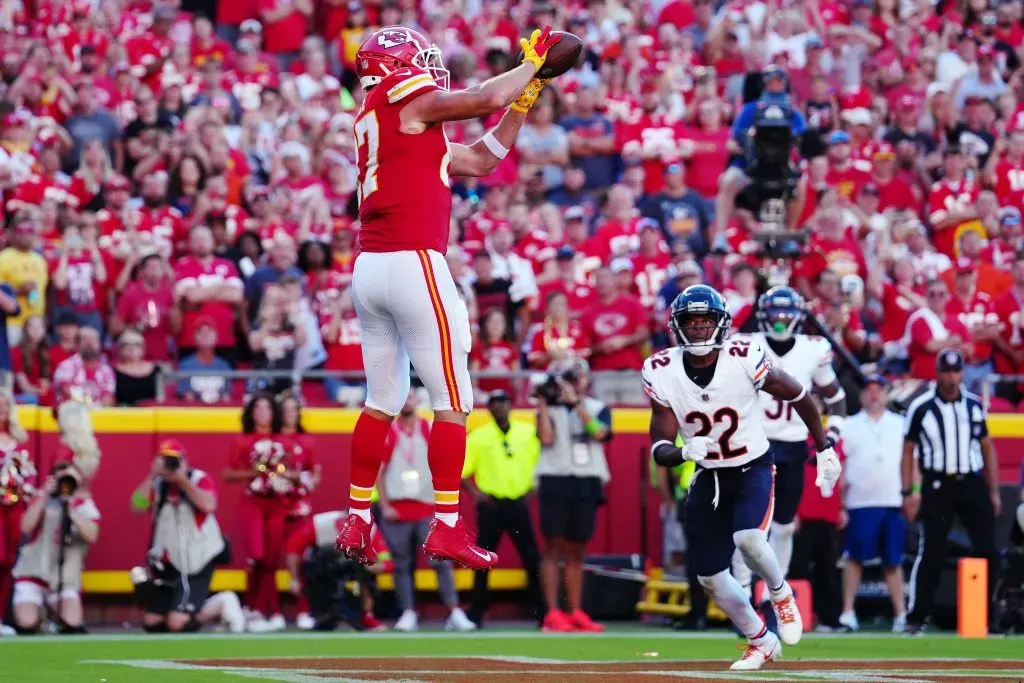 Travis Kelce se matriculó con un TD el pasado domingo ante Chicago, todo con Taylor Swift en las tribunas. | Foto: Getty Images.