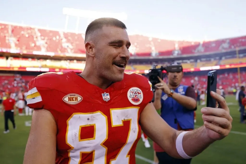 Travis Kelce es considerado uno de los mejores jugadores de la NFL. En el puesto de Ala Cerrada es una de las principales figuras de los Kansas City Chiefs, actuales campeones de la liga. | Foto: Getty Images.